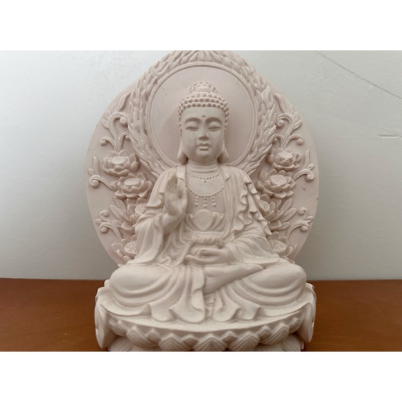 Meditating Buddha Statue - Picture 2 of 5